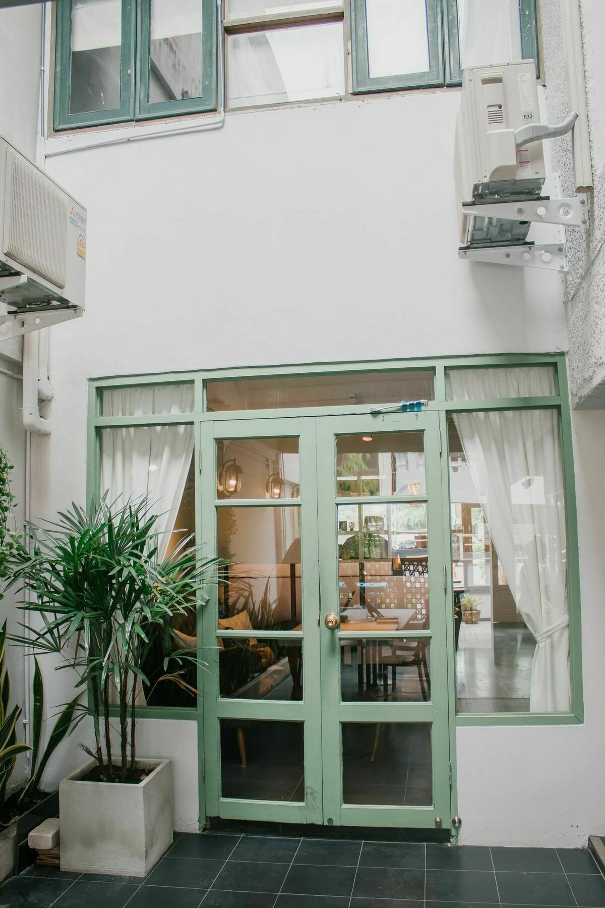 Weeping Willow Sukhumvit 26 Bangkok Exterior photo
